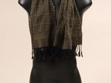 un mannequin noir sur lequel est posé un foulard marron