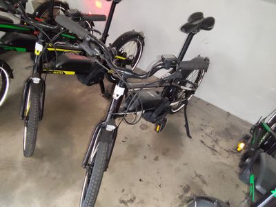 de nombreux vélos garés dans un garage