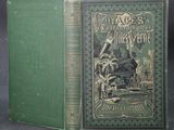la couverture d'un livre vert sur laquelle figure l'image d'un homme à cheval