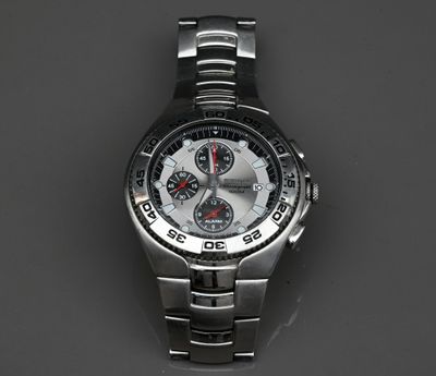 gros plan d'une montre sur une surface noire