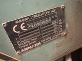 une pancarte apposée sur le côté d'une machine sur laquelle on peut lire « am mann »