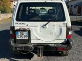 une camionnette blanche garée dans un parking