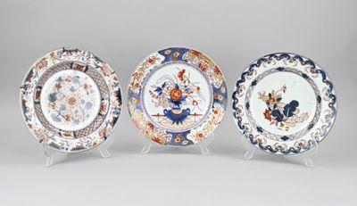trois assiettes à motifs différents posées sur une table