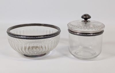 une paire de bols en verre avec leurs couvercles, sur fond blanc