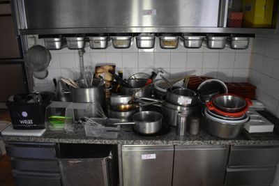 de nombreuses casseroles et poêles sur le comptoir de la cuisine