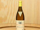 une bouteille de vin posée sur un tonneau