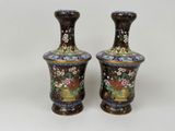 paire de vases décorés de fleurs et d'oiseaux sur fond blanc