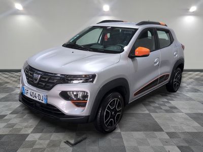 une voiture argentée et orange garée dans un garage