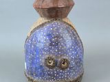 un petit vase orné d'un motif bleu et blanc