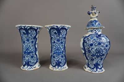 trois vases bleus et blancs placés les uns à côté des autres