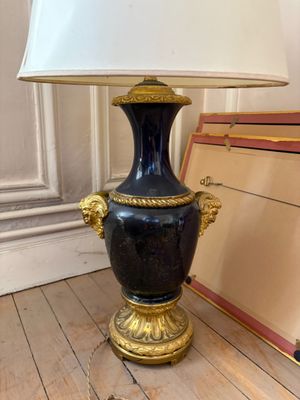 une lampe posée sur un parquet