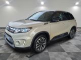 le SUV blanc est garé dans une pièce au sol en damier