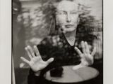 photographie en noir et blanc d'une femme qui se couvre le visage de ses mains