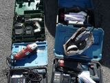 deux outils dans une mallette posée par terre