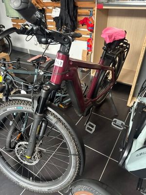 un vélo garé dans un garage