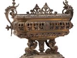 un grand vase en bronze posé sur un socle, sur fond blanc
