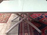 une table blanche avec un plateau bleu posée sur un tapis