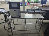 une machine posée sur une table