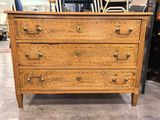 une commode en bois avec des poignées et des boutons en laiton