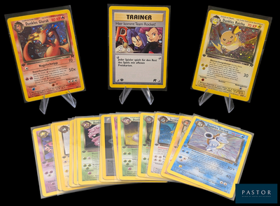 Plusieurs cartes Pokémon sont disposées en rangée sur un fond noir