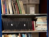 une étagère contenant de nombreux livres dans une pièce