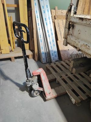 un camion-benne garé dans un entrepôt