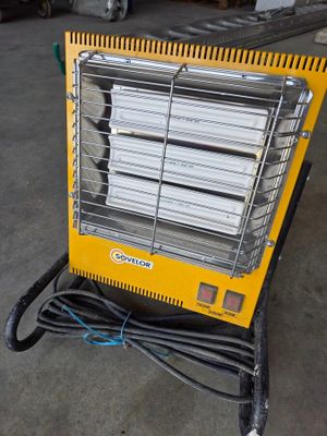 un radiateur jaune posé sur un chariot dans un garage