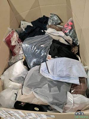 une boîte en carton remplie de vêtements et d'autres objets