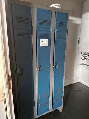 deux casiers bleus dans le coin d'une pièce