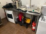 une photo d'une cuisine remplie d'appareils électroménagers et d'équipements