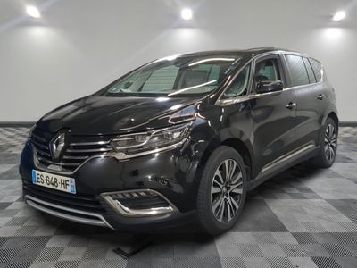 la voiture noire est garée sur un sol en damier dans le garage