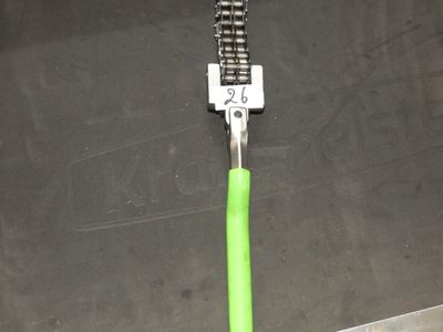 une poignée verte fixée à un objet métallique