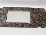 l'image d'une photo représentant un miroir posé sur une table