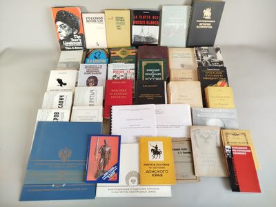 un grand nombre de livres posés sur une table