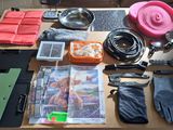une table sur laquelle se trouvent de nombreux objets