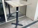 une table installée à l'extérieur d'un bâtiment