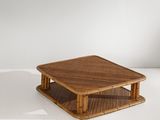 une photo d'une table basse carrée en bois avec un plateau tressé