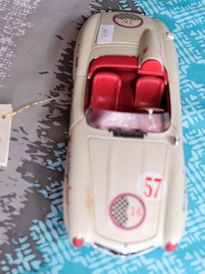 une voiture jouet posée sur une table