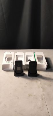 Plusieurs téléphones portables sont alignés sur une table