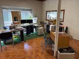 une pièce équipée d'un bureau, de chaises et d'un ordinateur posé dessus