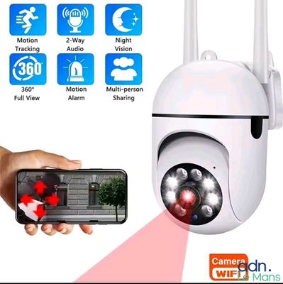 une image représentant une personne tenant un smartphone équipé d'un appareil photo