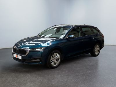 Une voiture bleue est garée dans une pièce aux murs blancs