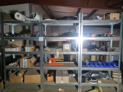 une pièce remplie de nombreuses étagères et de nombreuses boîtes