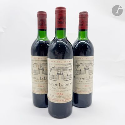 trois bouteilles de vin rouge posées l'une à côté de l'autre sur une surface blanche