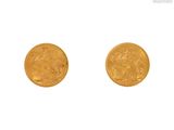 Deux pièces d'or sont représentées sur une surface blanche