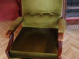 une chaise verte posée sur un parquet