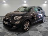 Le SUV Fiat noir est garé dans une grande pièce