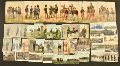 de nombreuses photos d'hommes en uniforme posées sur une table