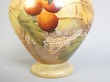 un vase orné d'une peinture représentant des oranges