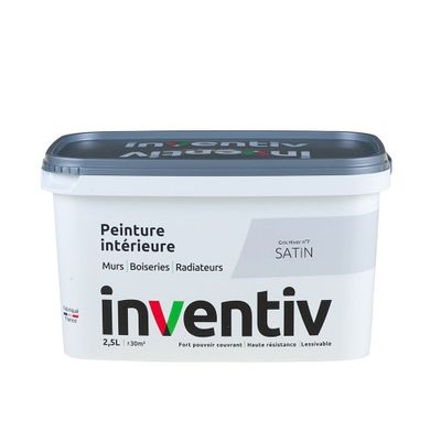 un gros plan d'un pot de peinture sur fond blanc
